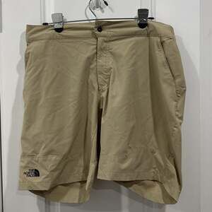 The North Face Men's Paramount Active Shorts Tan size 36